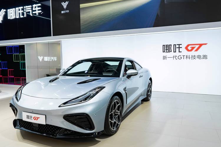 佛山216哪吒汽车在智能汽车领域的表现，领途汽车在新能源汽车市场中的影响力